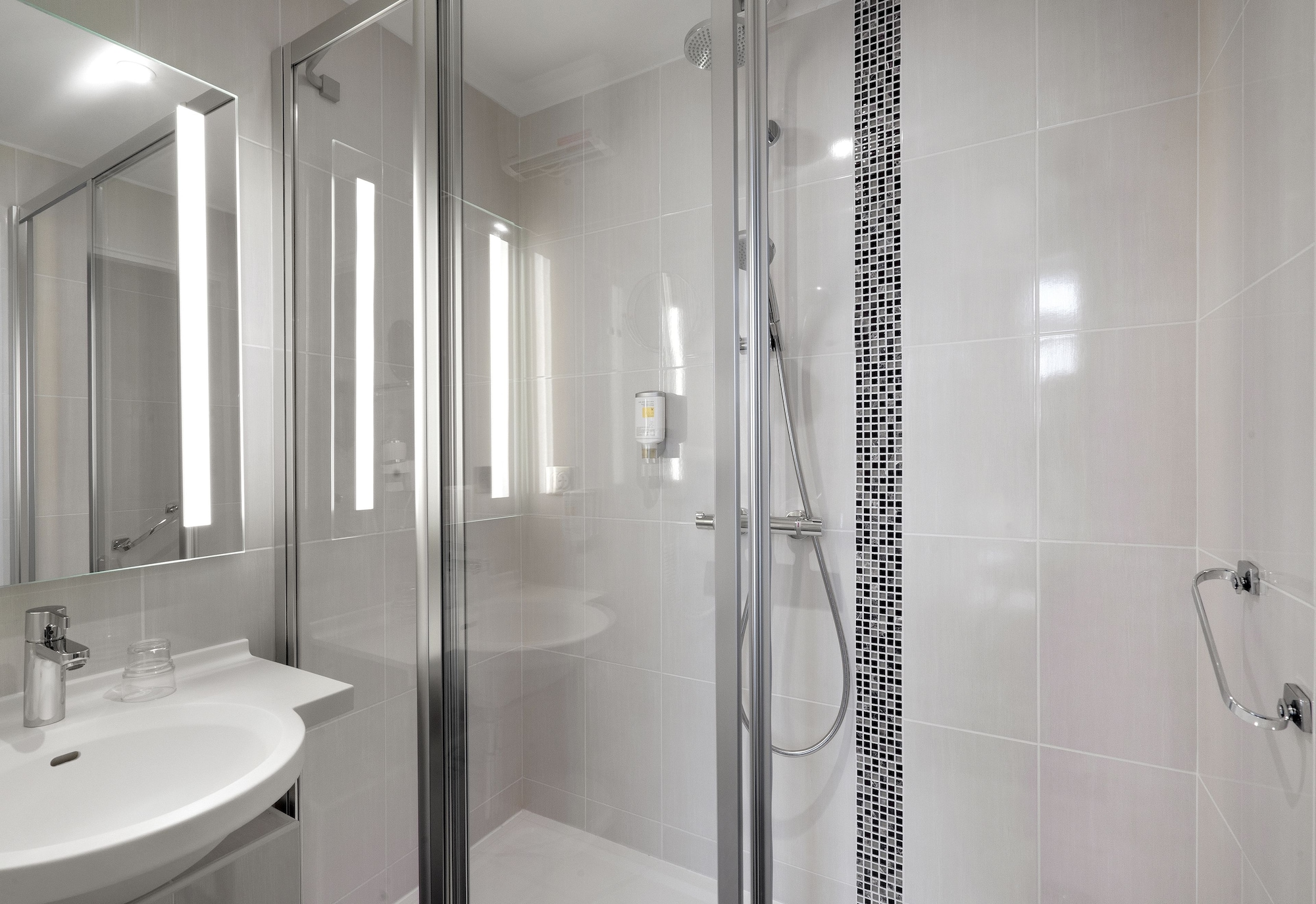 غرفة كومفورت بسرير كوين، Citotel Arverna Vichy 4/6