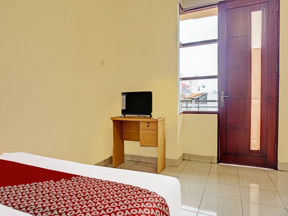 Super OYO 91535 J&b Rooms Tomang 24/35