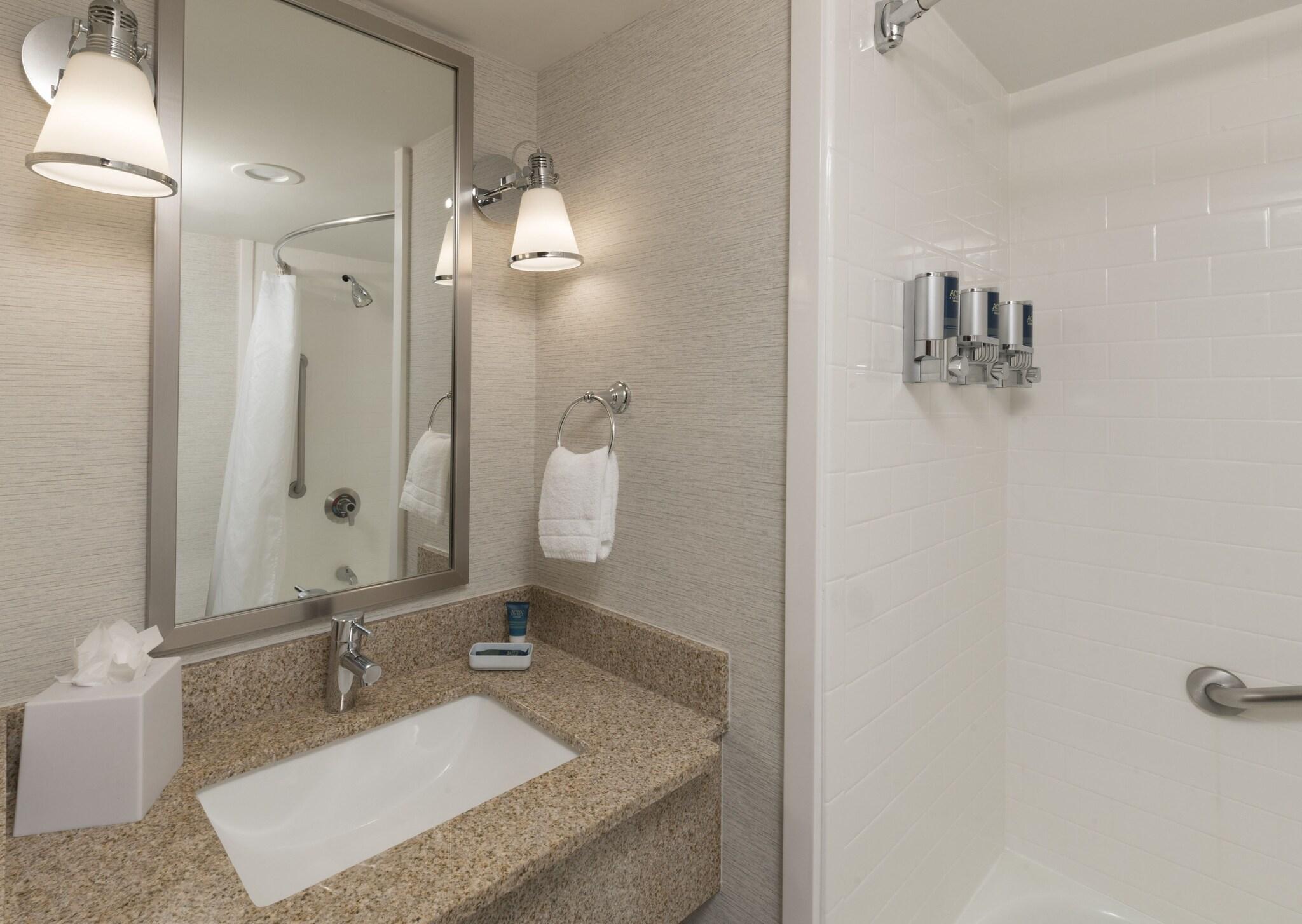 غرفة بسرير مزدوج لذوي الإعاقة، Four Points by Sheraton Boston Logan Airport Revere 2/5