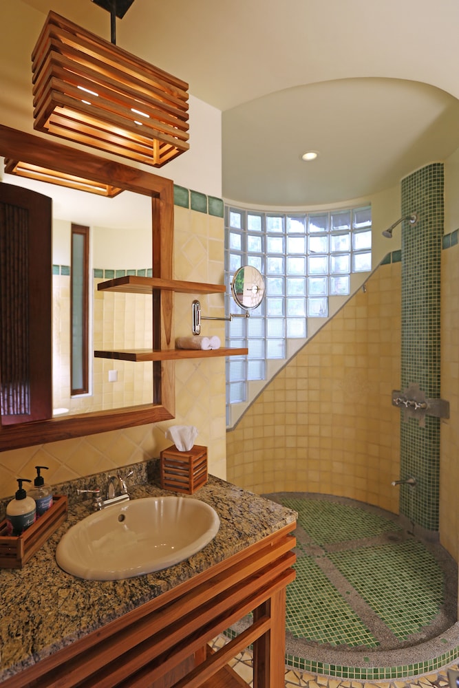 Arenas del Mar Beachfront & Rainforest Resort 55/75