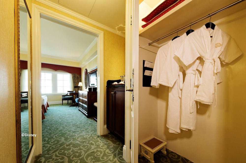 Hong Kong Disneyland Hotel 14/71