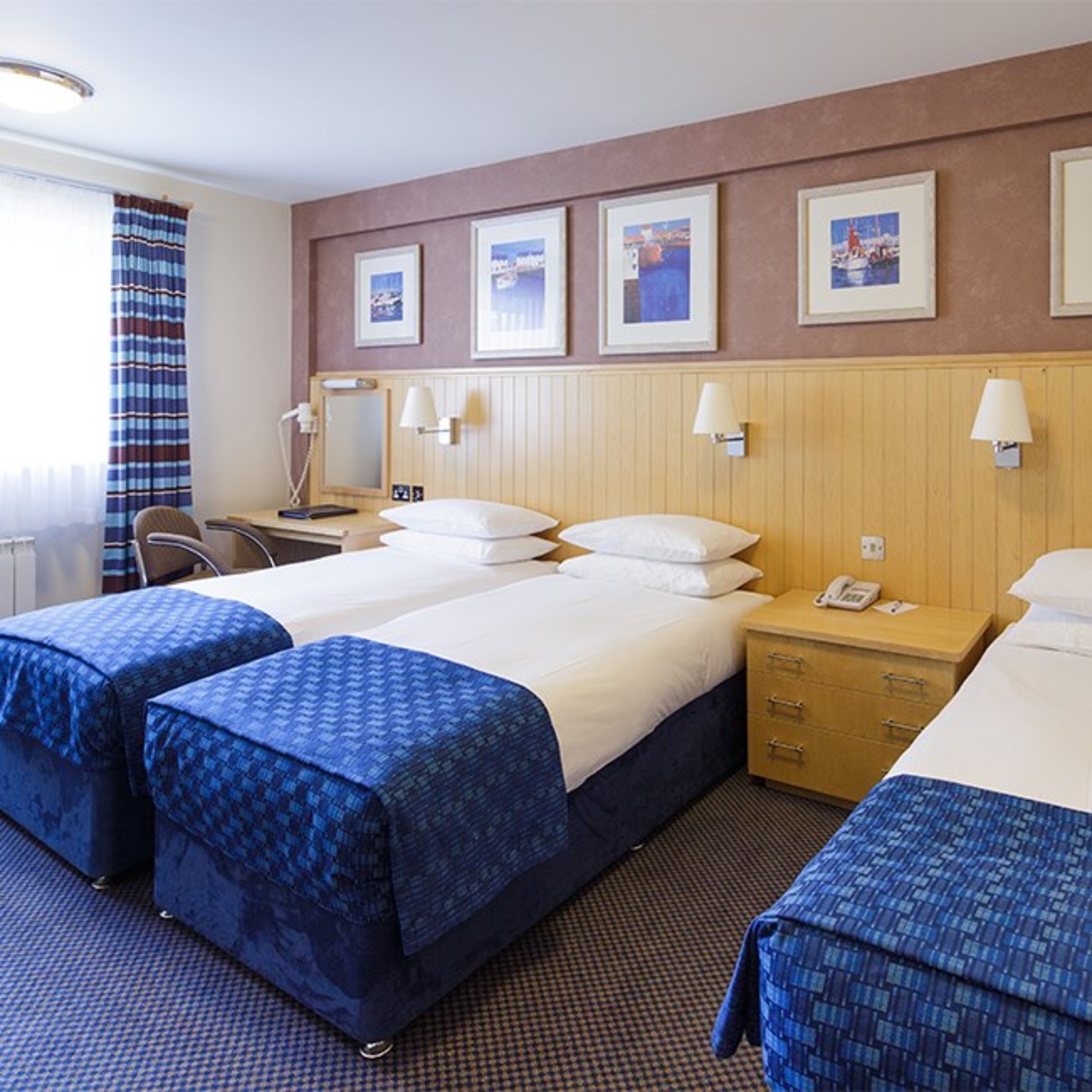 غرفة قياسية ثلاثية