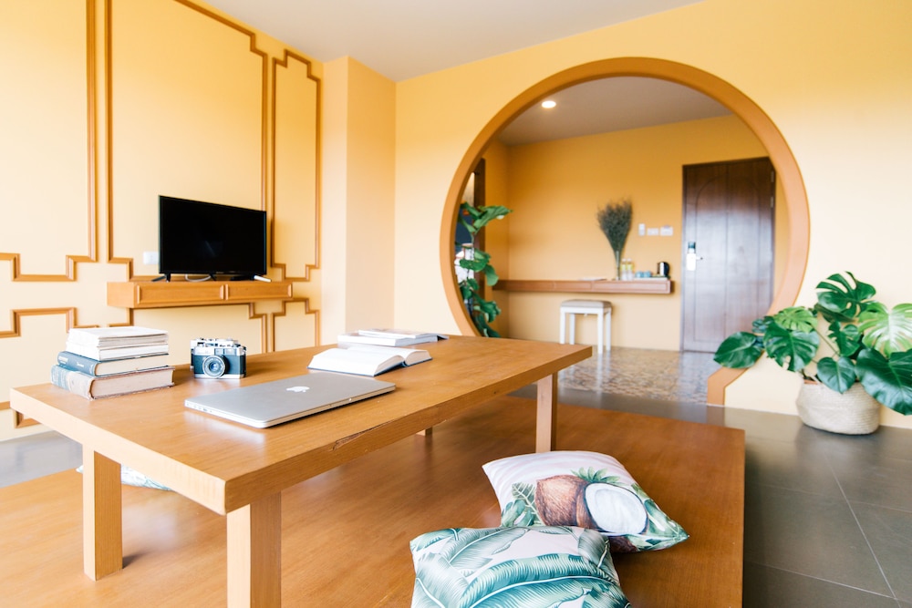 ROYAL PINEAPPLE HOTEL a welcome to wealth and good fortune 42/61