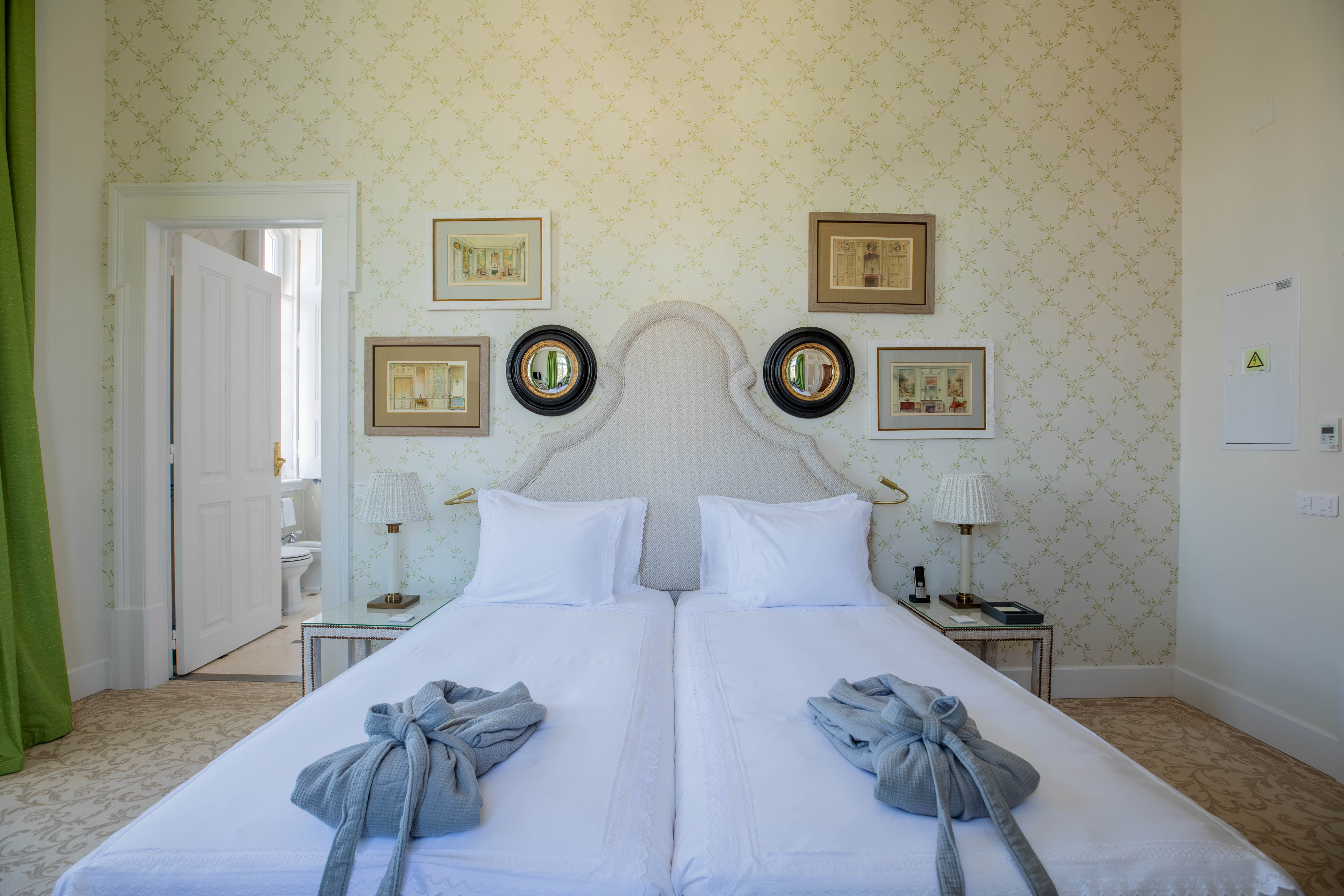 Deluxe, Double Bed, Lateral Side Ocean View, Estoril Vintage Hotel 2/4