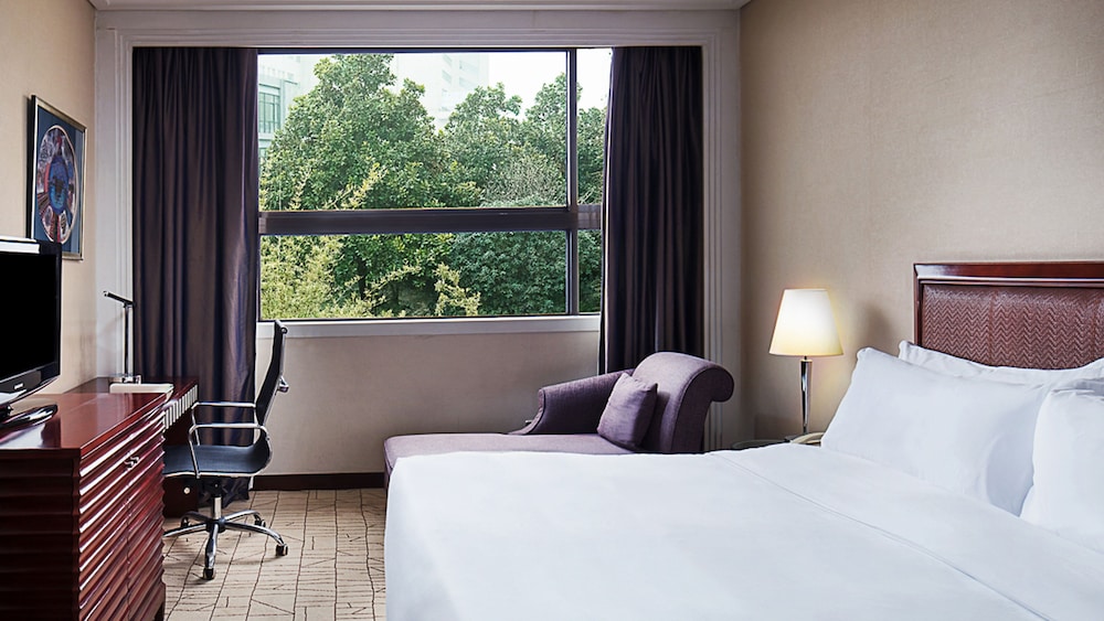 HOLIDAY INN ZHENGZHOU 25/69