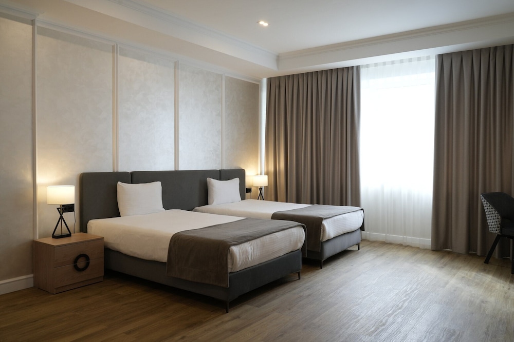 Golden Dragon Hotel 29/75