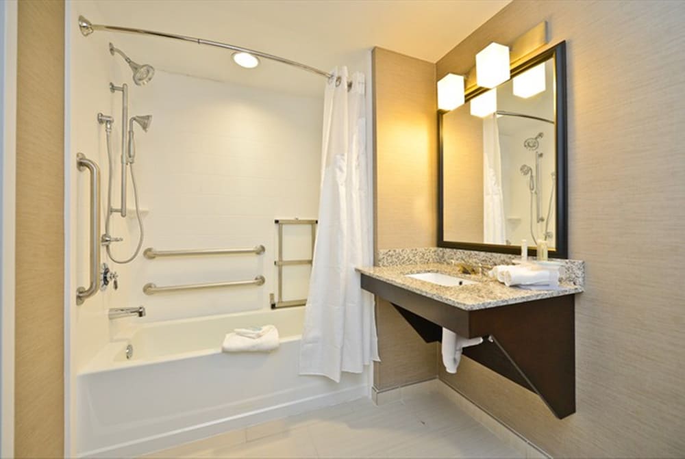Holiday Inn Express Hotel Amp Suites Utica 20/58