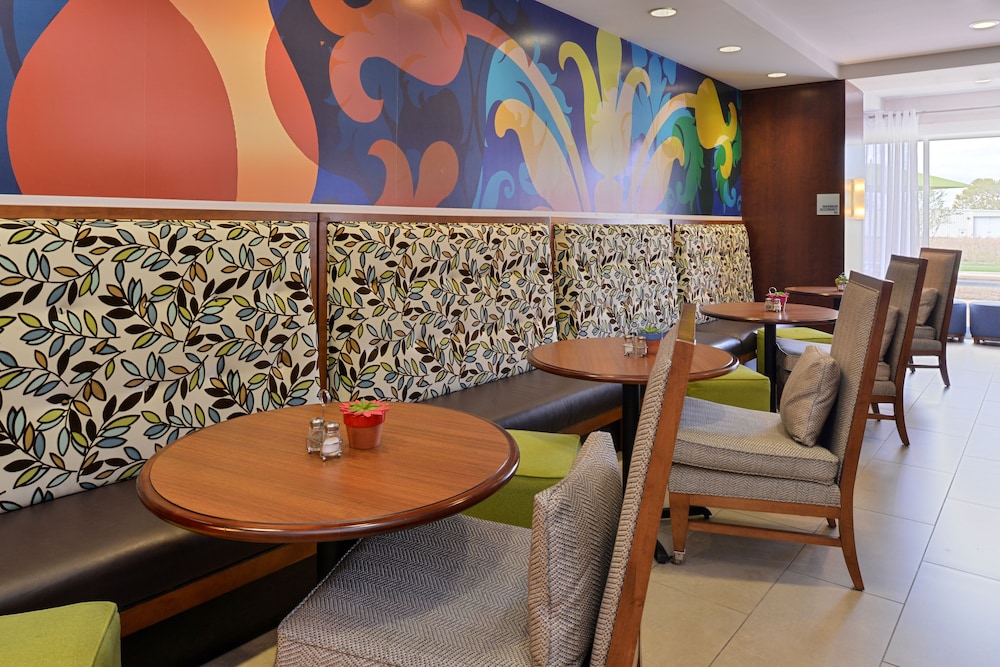 Holiday Inn Express Hotel and Suites Terre Haute 43/73