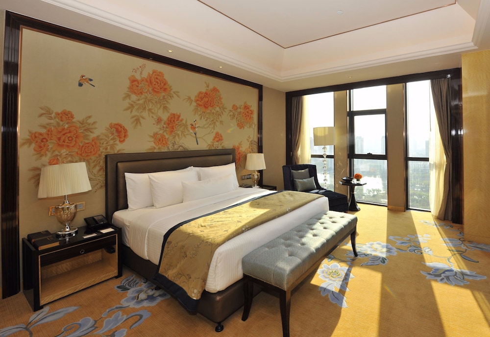 EXECUTIVE, SUITE
