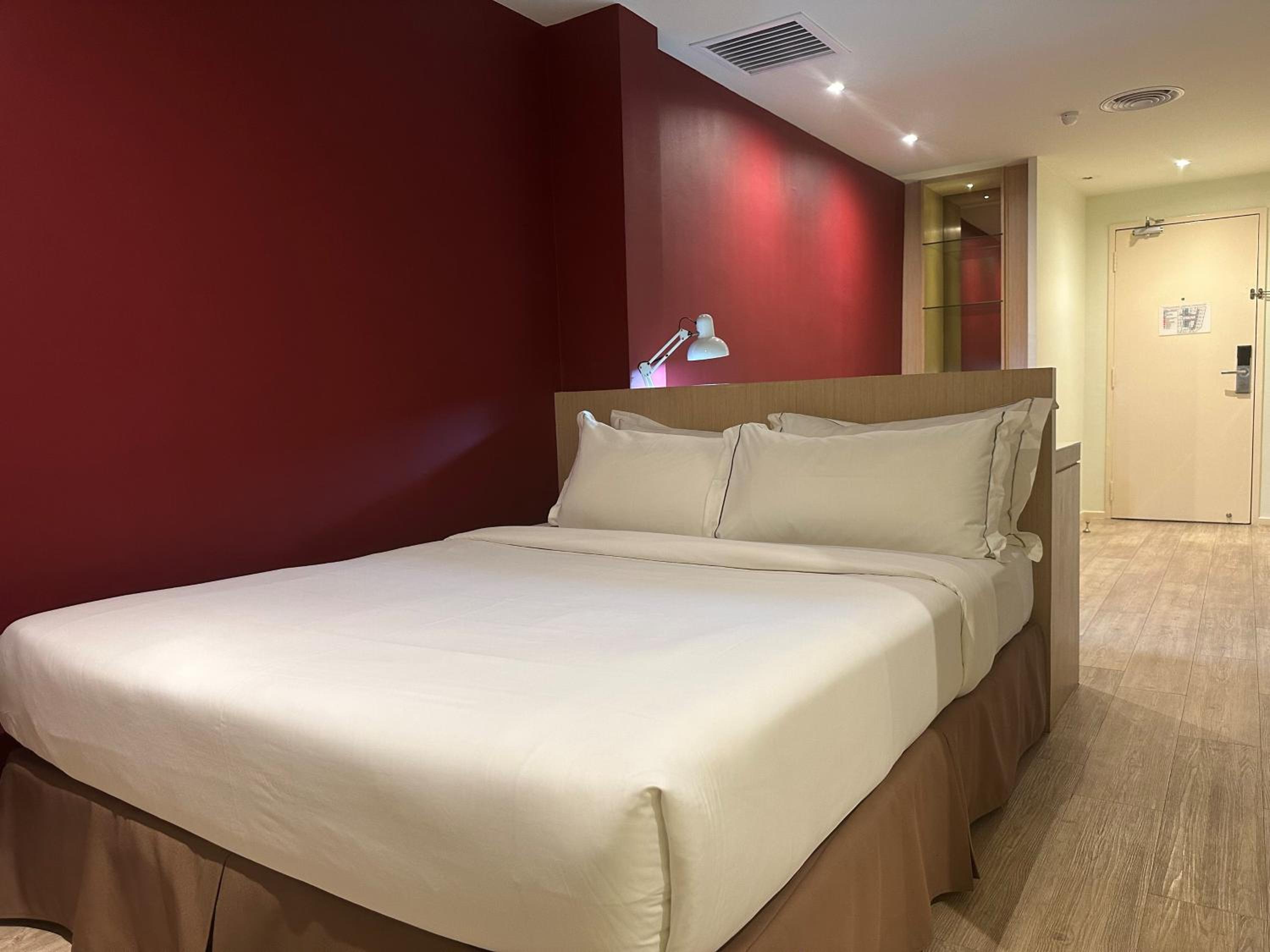 Deluxe, Queen Bed, No Window