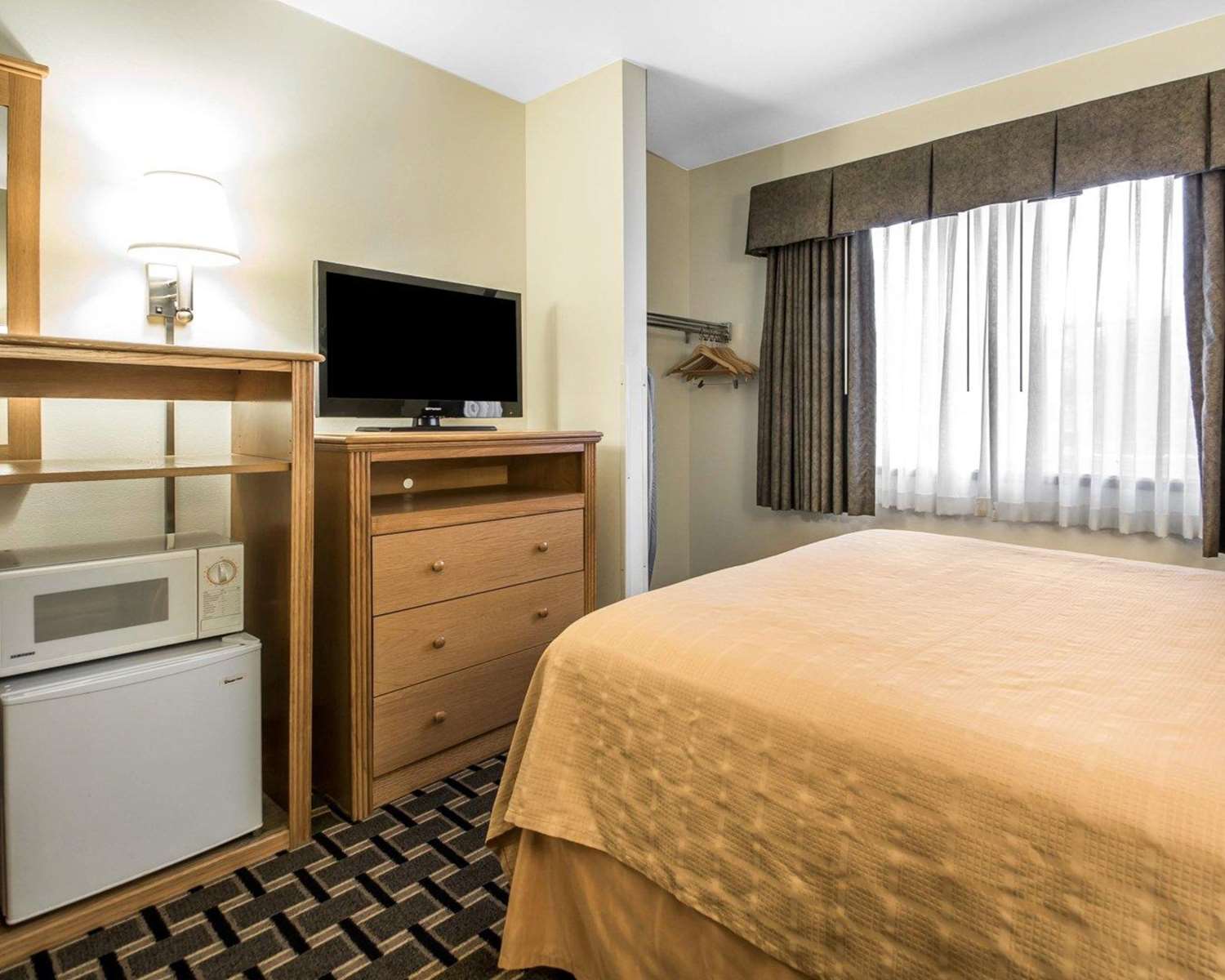 Room, Queen Bed, Accessible, Quality Inn Mauston I-90 2/7