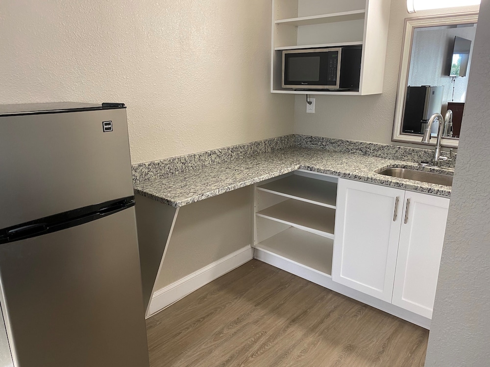 Stayable Suites Lakeland 12/66