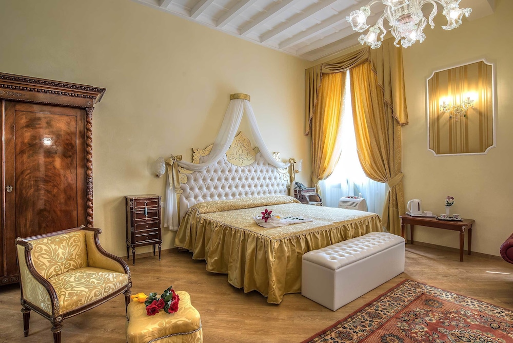 EXECUTIVE, SUITE