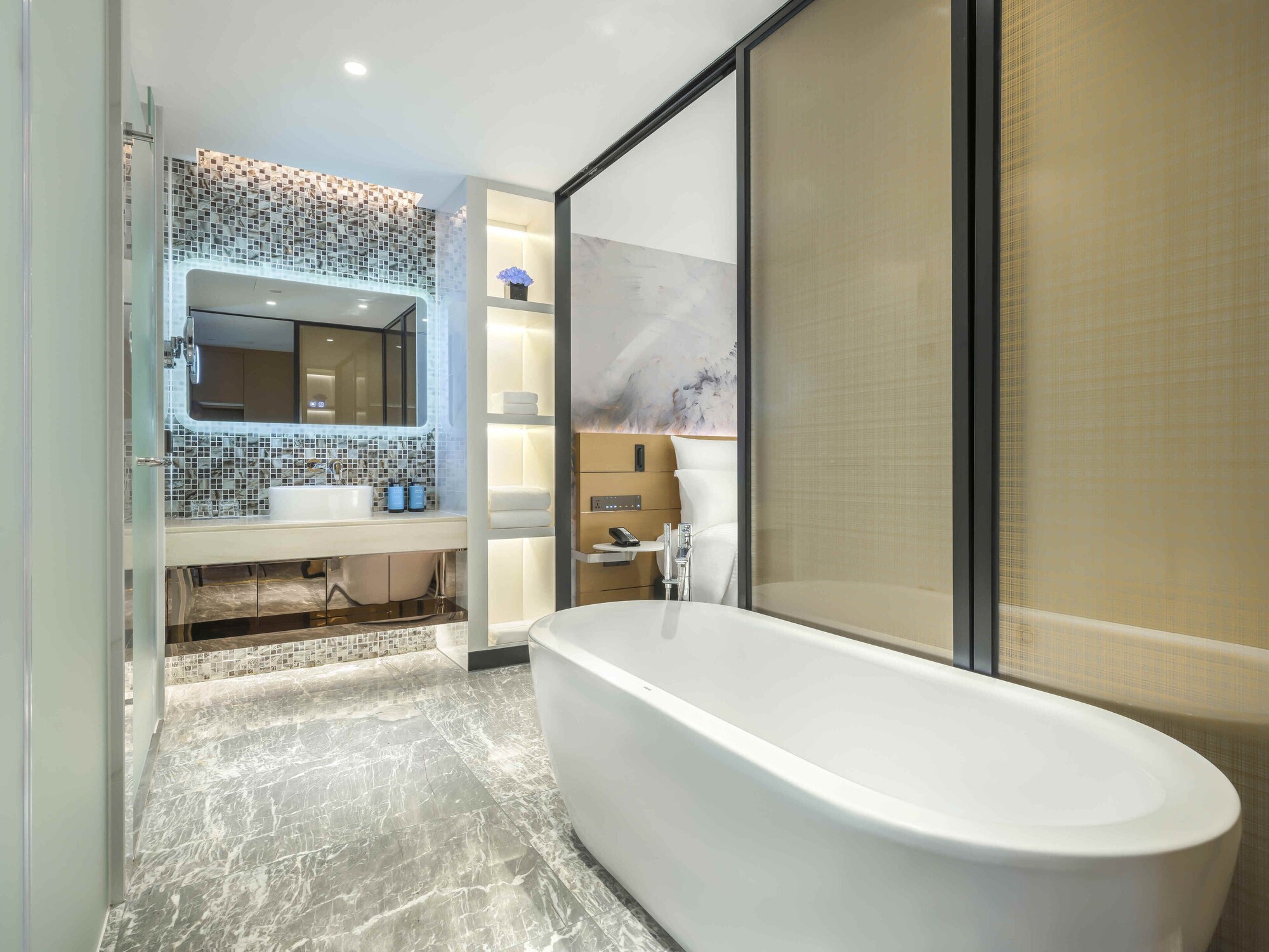 SUITE, KING BED