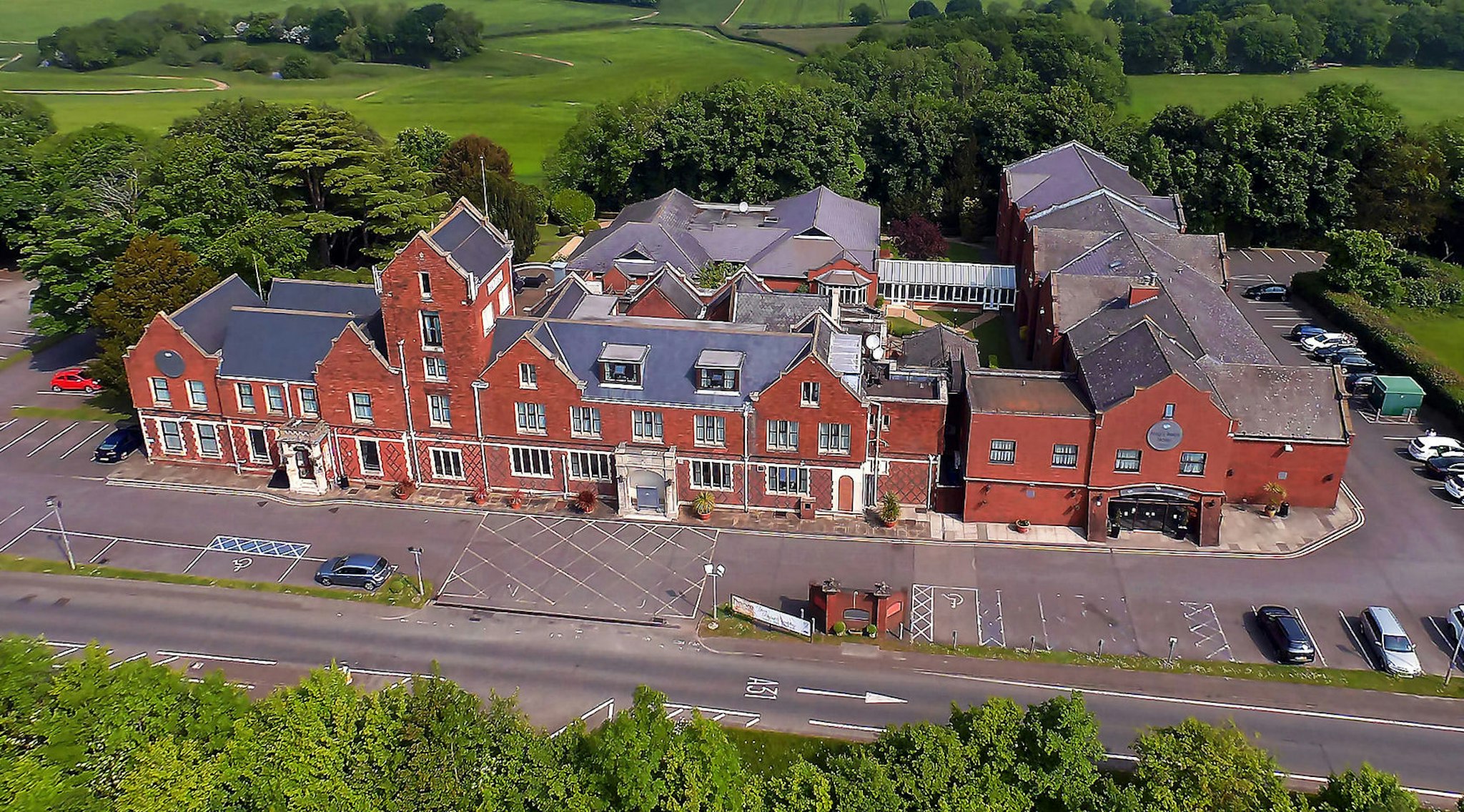 Hogs Back Hotel And Spa 1/26