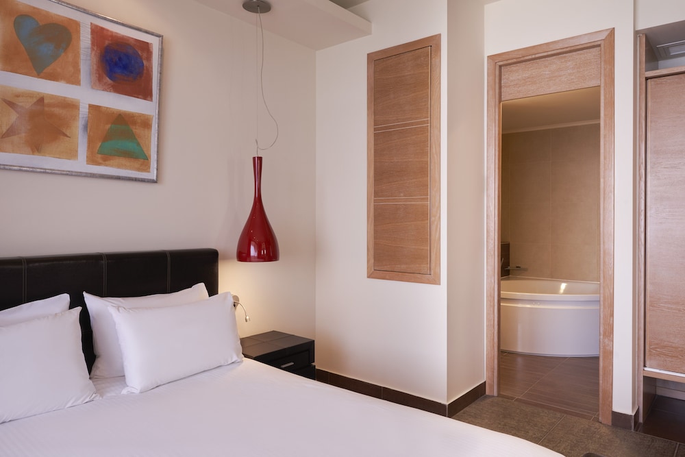 1 BEDROOM, SUITE