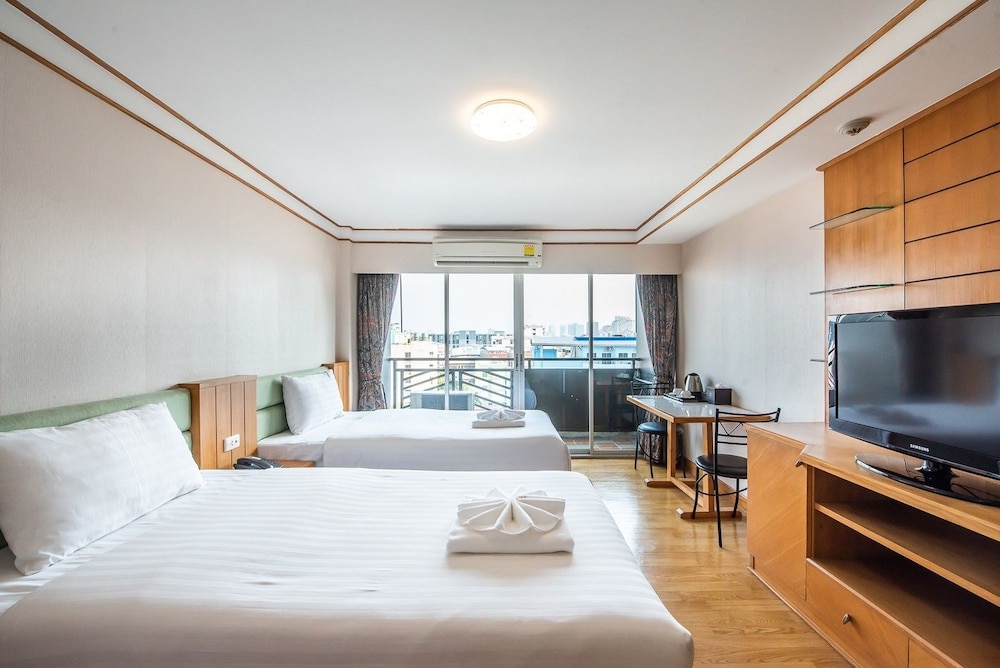 SUPERIOR, STUDIO, TWIN BEDS