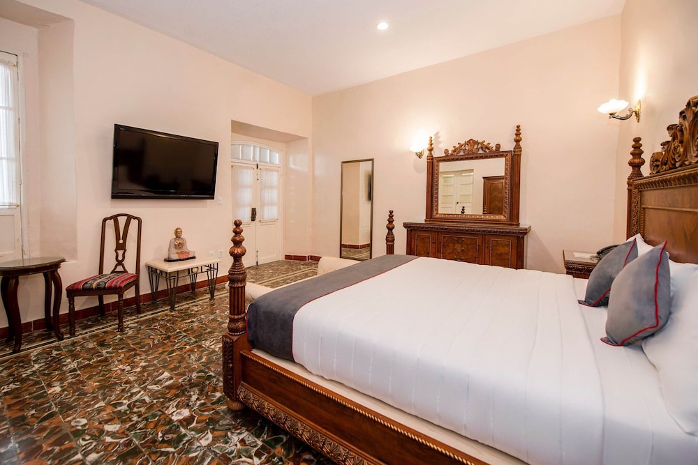 Hotel Senorial 13/50