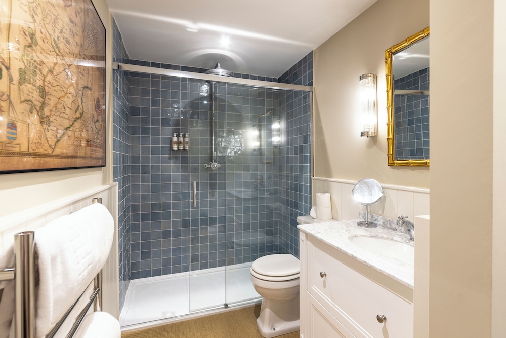 Classic, Cottage, King Bed, Deans Place 3/3