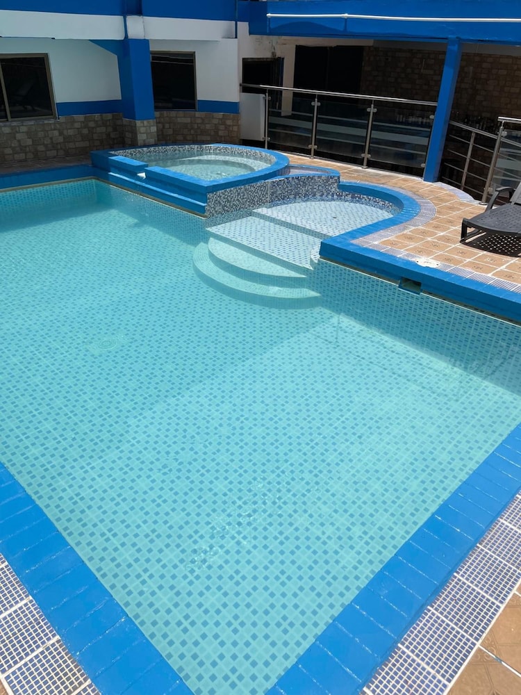 La Cresta Inn Hotel 18/34
