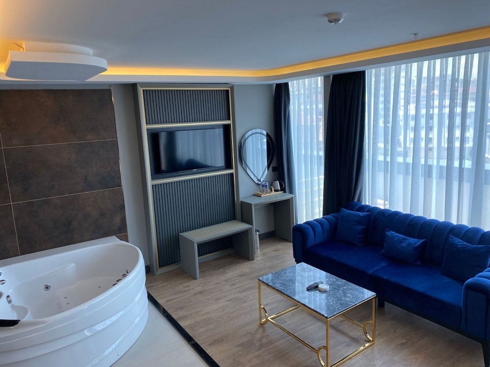 216 Ruby Suite 42/43