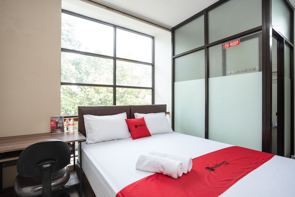 RedDoorz near Eka Hospital BSD City 16/29