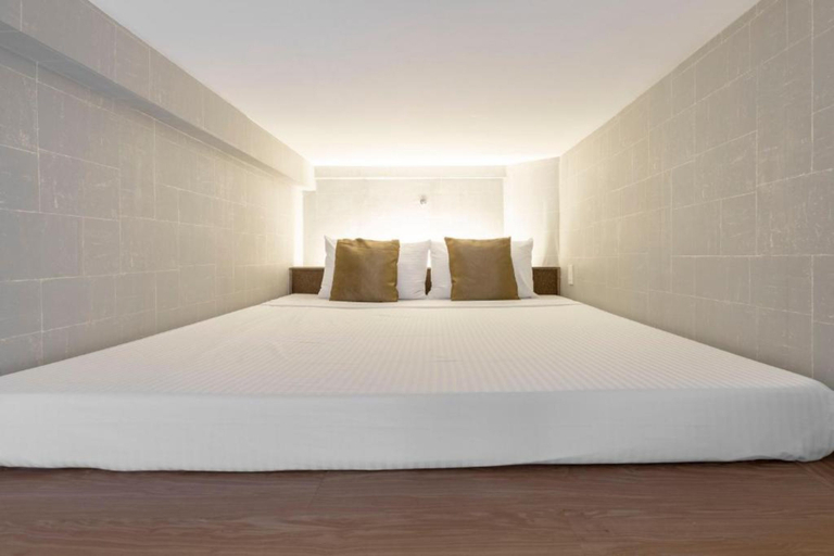 Deluxe, Queen Bed, No View