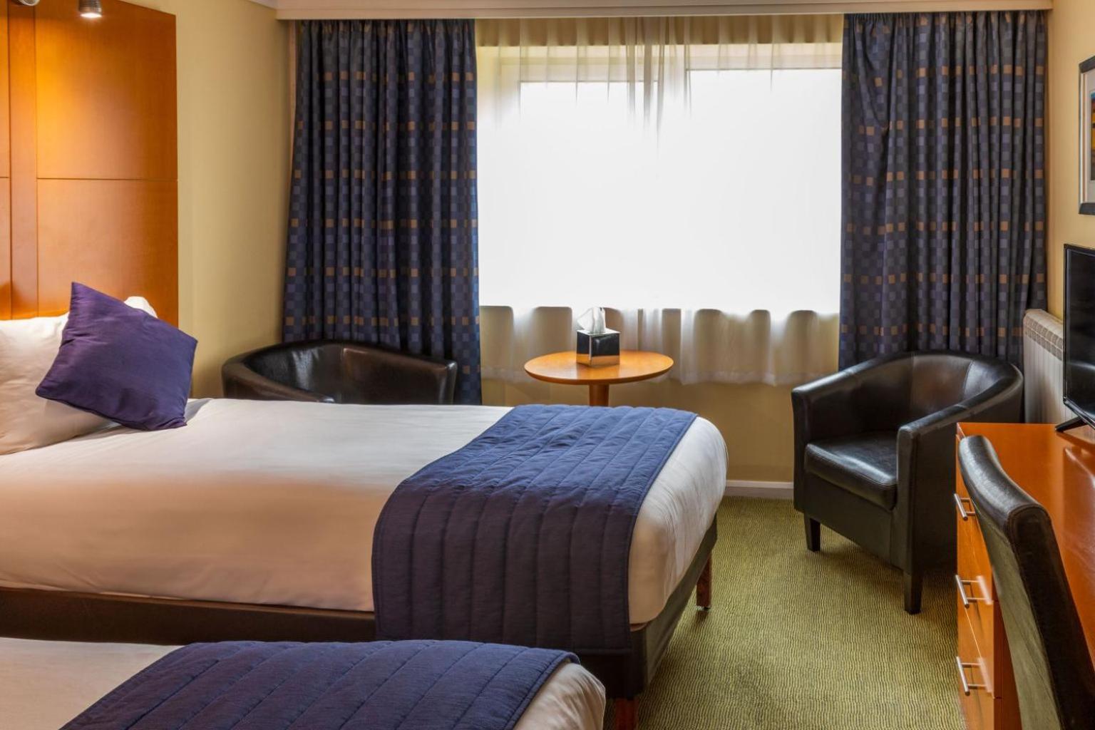 ROOM, TWIN BEDS