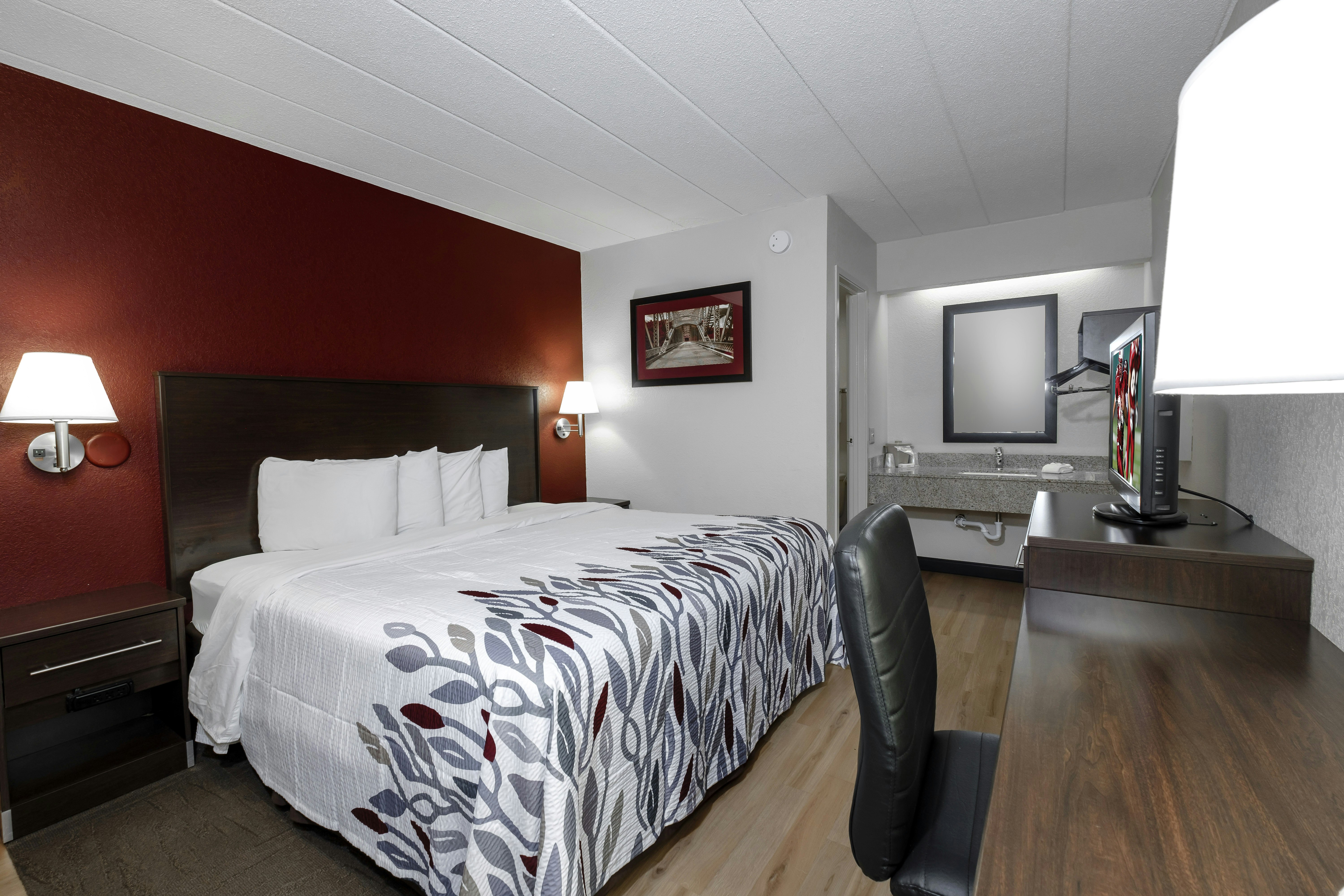 غرفة سوبيريور بسرير كينج، Red Roof Inn Bloomington - Normal/University 2/5