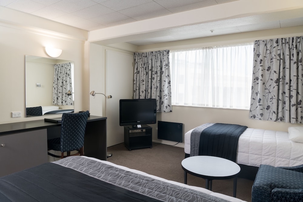 West Plaza Hotel 12/34