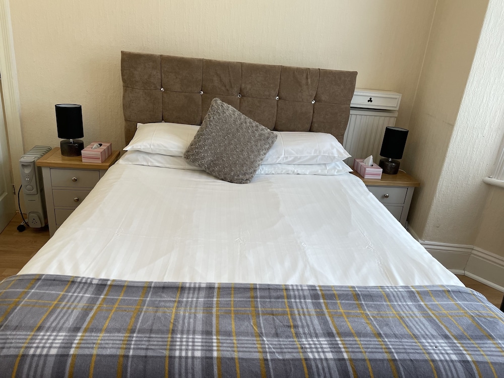 Diamonds Lodge Ltd (Ex Crossways Guest House) 14/34