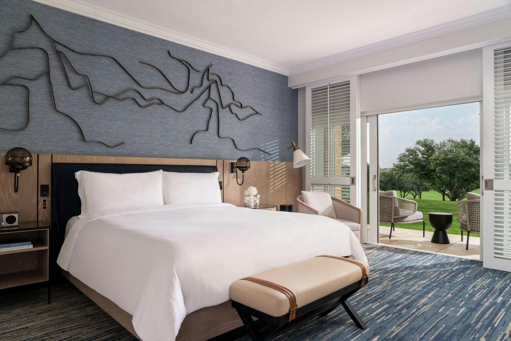 Club, Suite, Villa, King Bed, Garden or Golf View, Balcony, Club Lounge Access