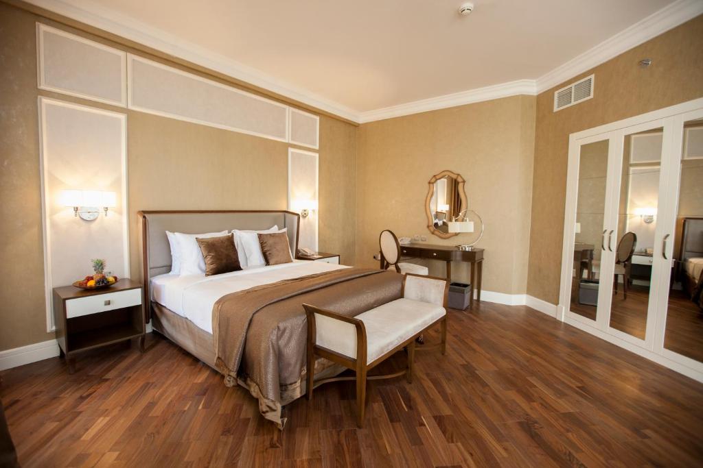 3 Bedrooms, Senior, Suite