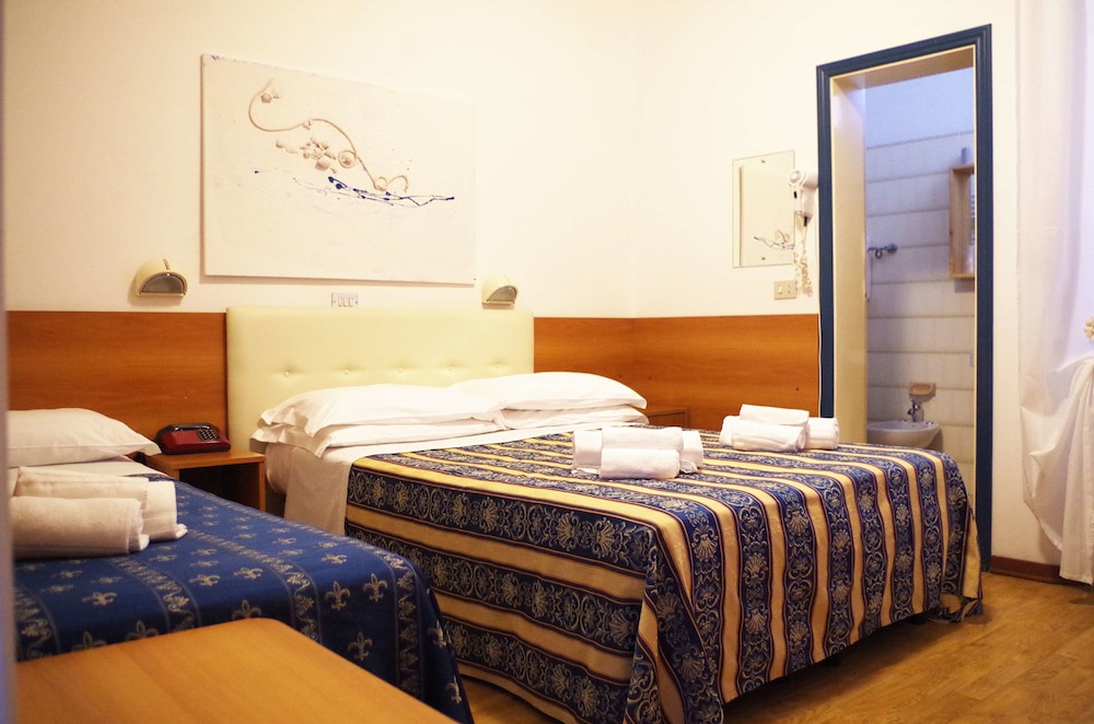 ROOM, DOUBLE OR TWIN BED