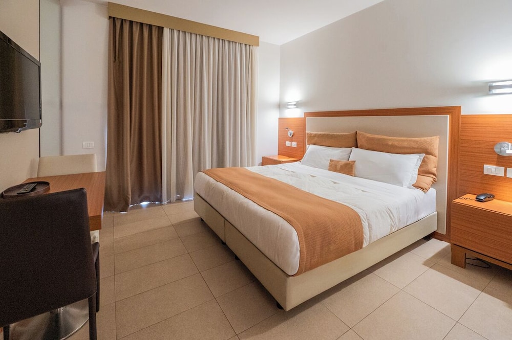 Main Palace Hotel 24/68