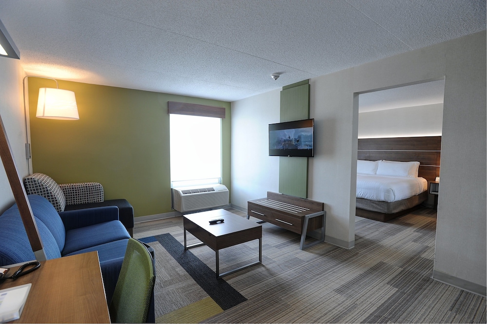 Holiday Inn Express Suites Toronto Airport West 38/55