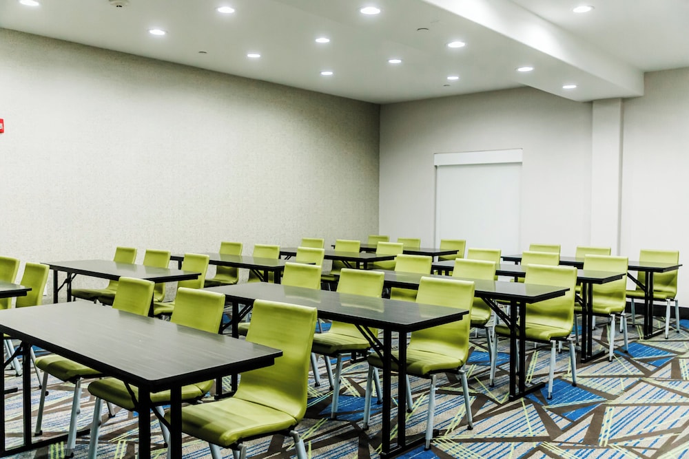 Holiday Inn Express Hotel and Suites Greenville 51/64