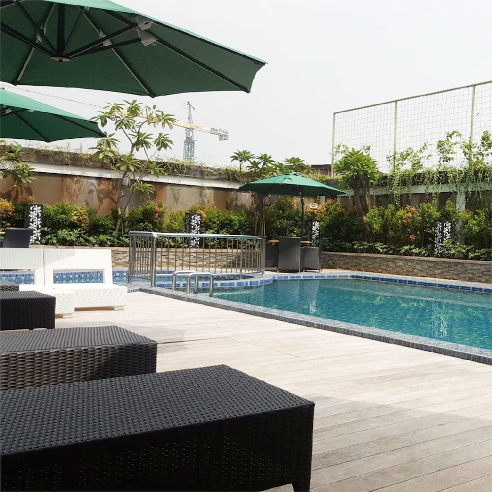 IBIS STYLES CIKARANG 32/35