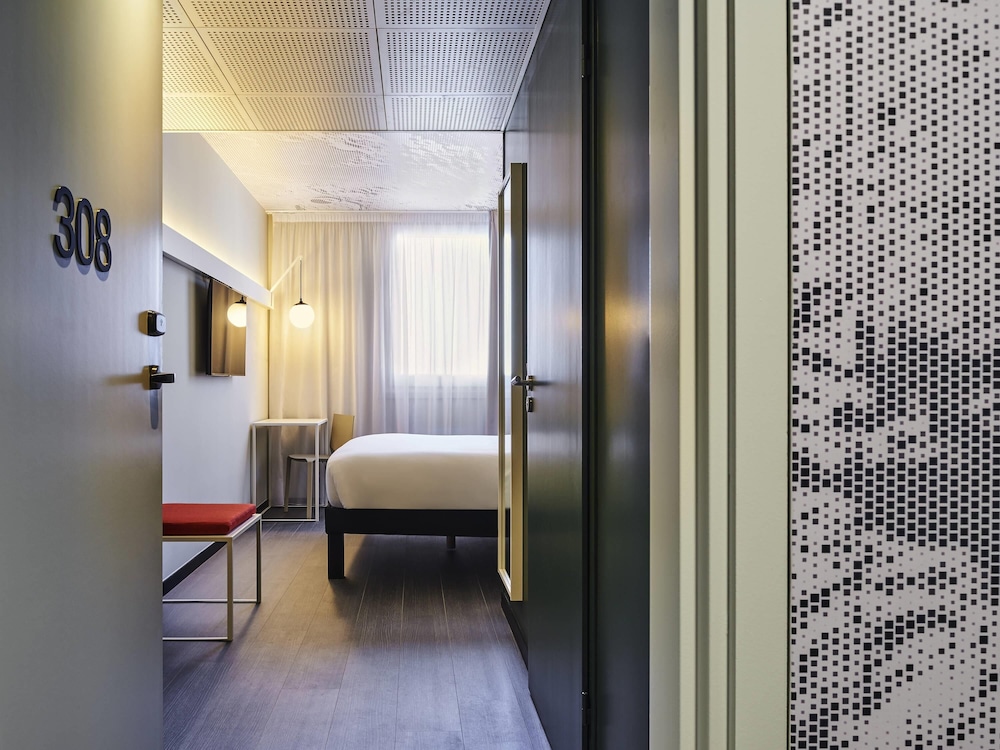 ibis Montlhery Paris Sud 7/68