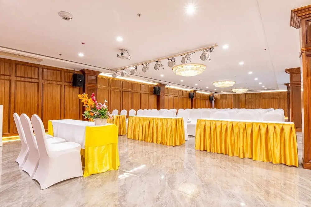Golden Jomtien Beach Hotel 8/100