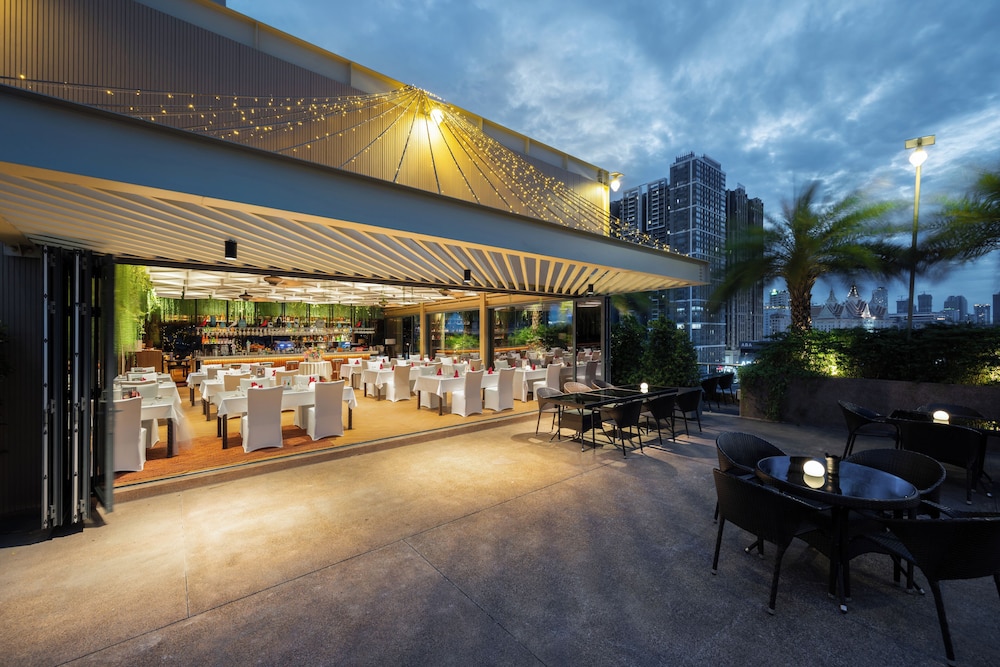 Sun and Moon Riverside Hotel 5/50