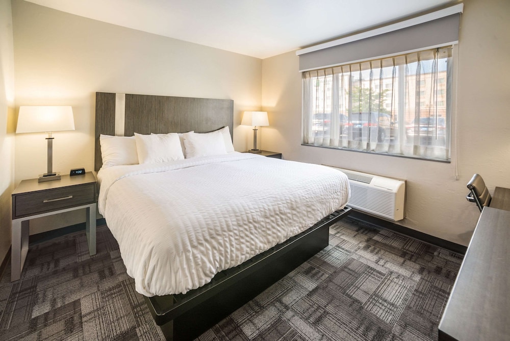 AmericInn by Wyndham Green Bay Near Stadium 15/38