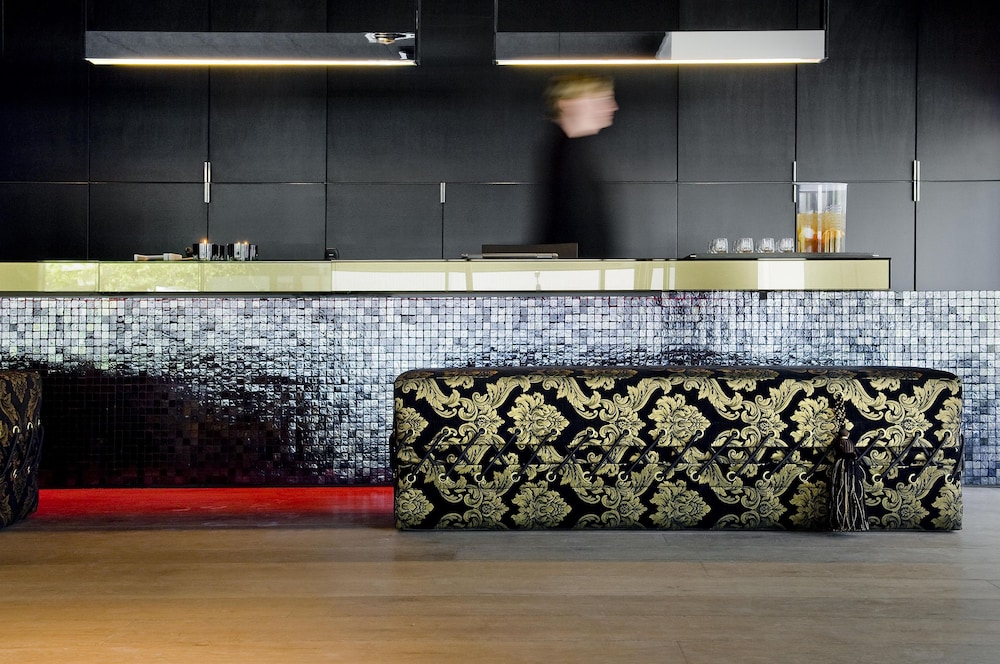 Carbon Hotel 4/61