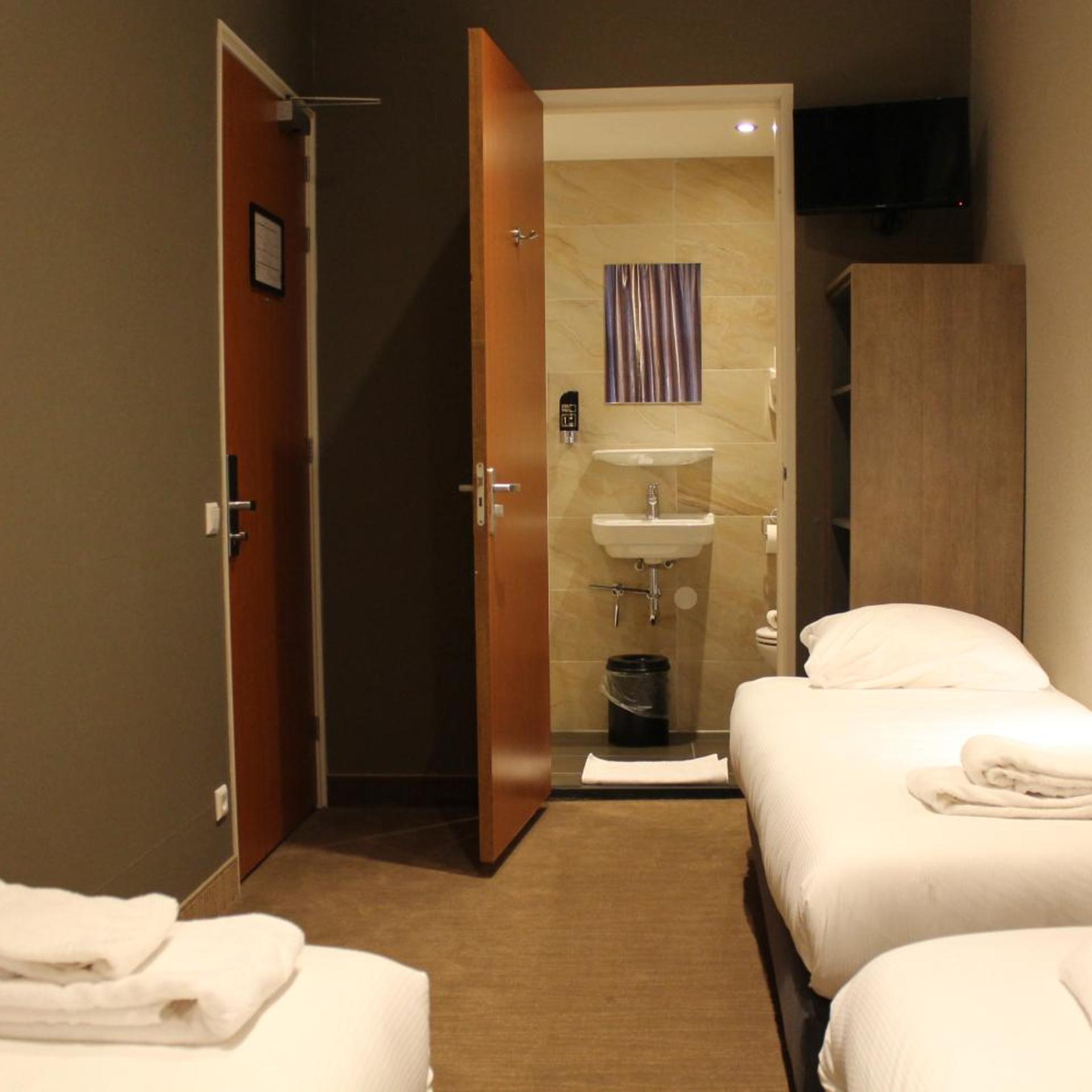غرفة ثلاثية، Hotel Blossoms 4/6