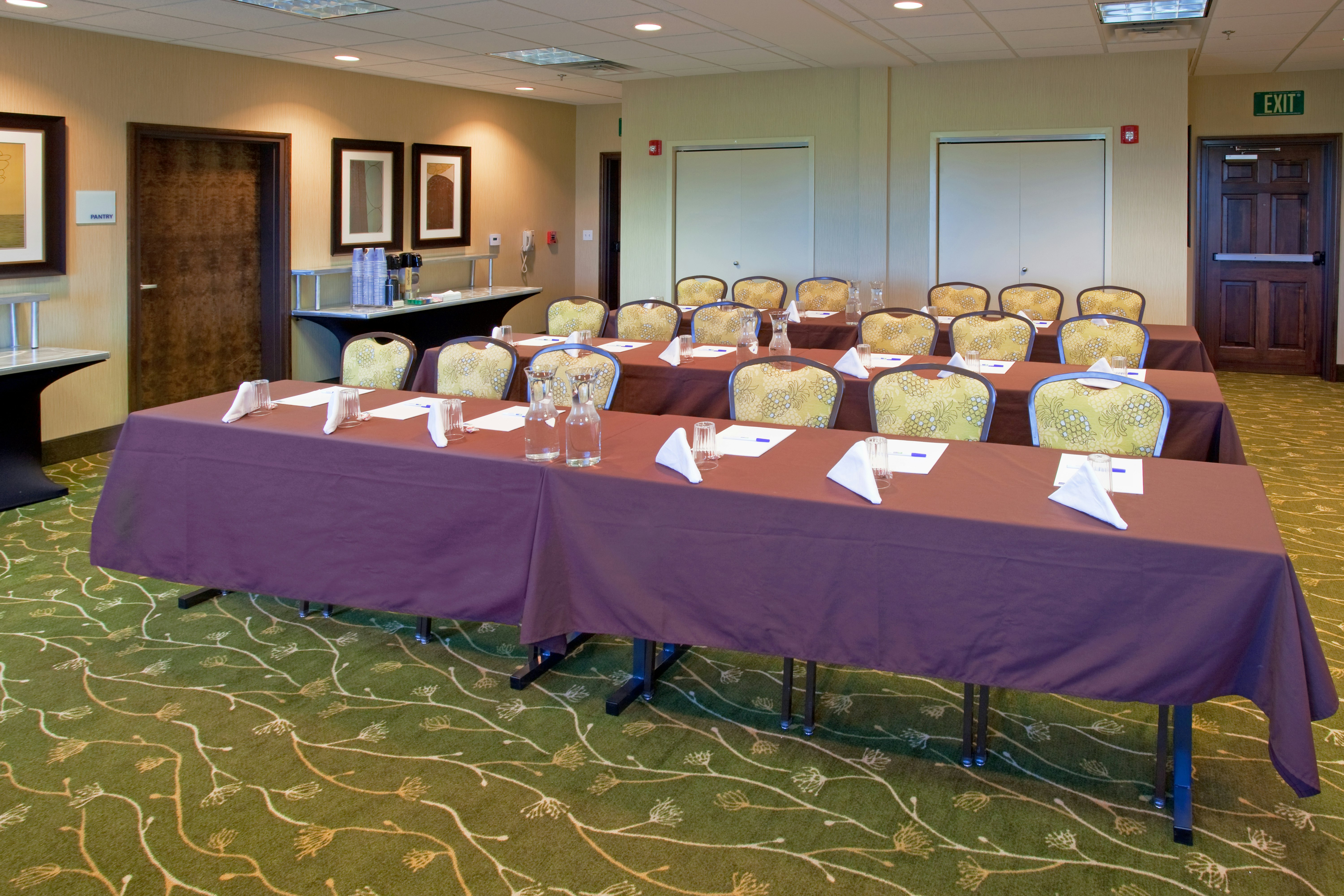 Holiday Inn Express Hotel Suites Logan 72/79