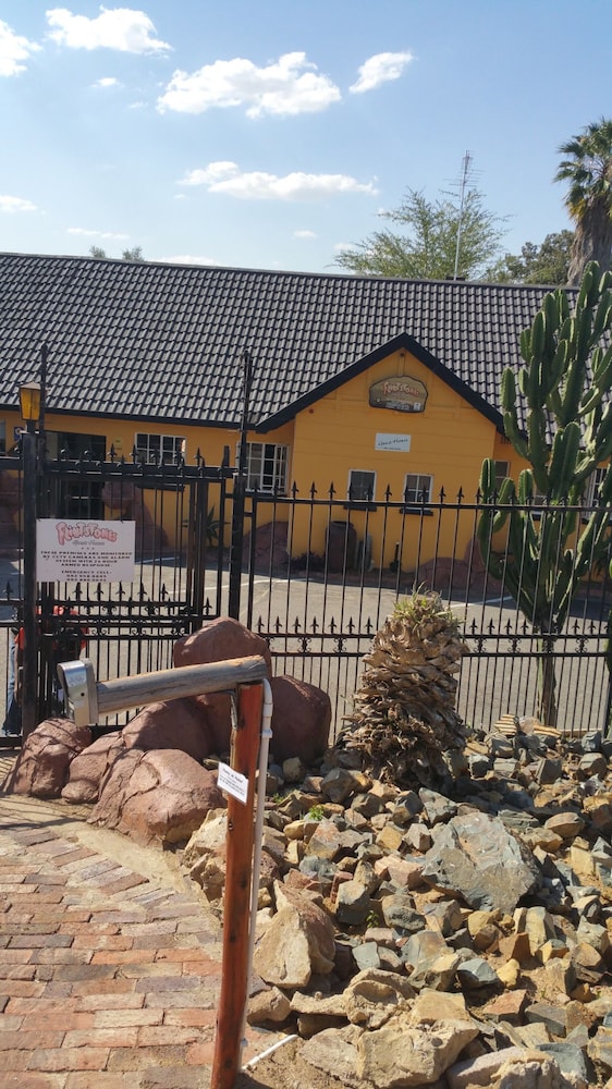 Flintstones Guest House Fourways 40/50