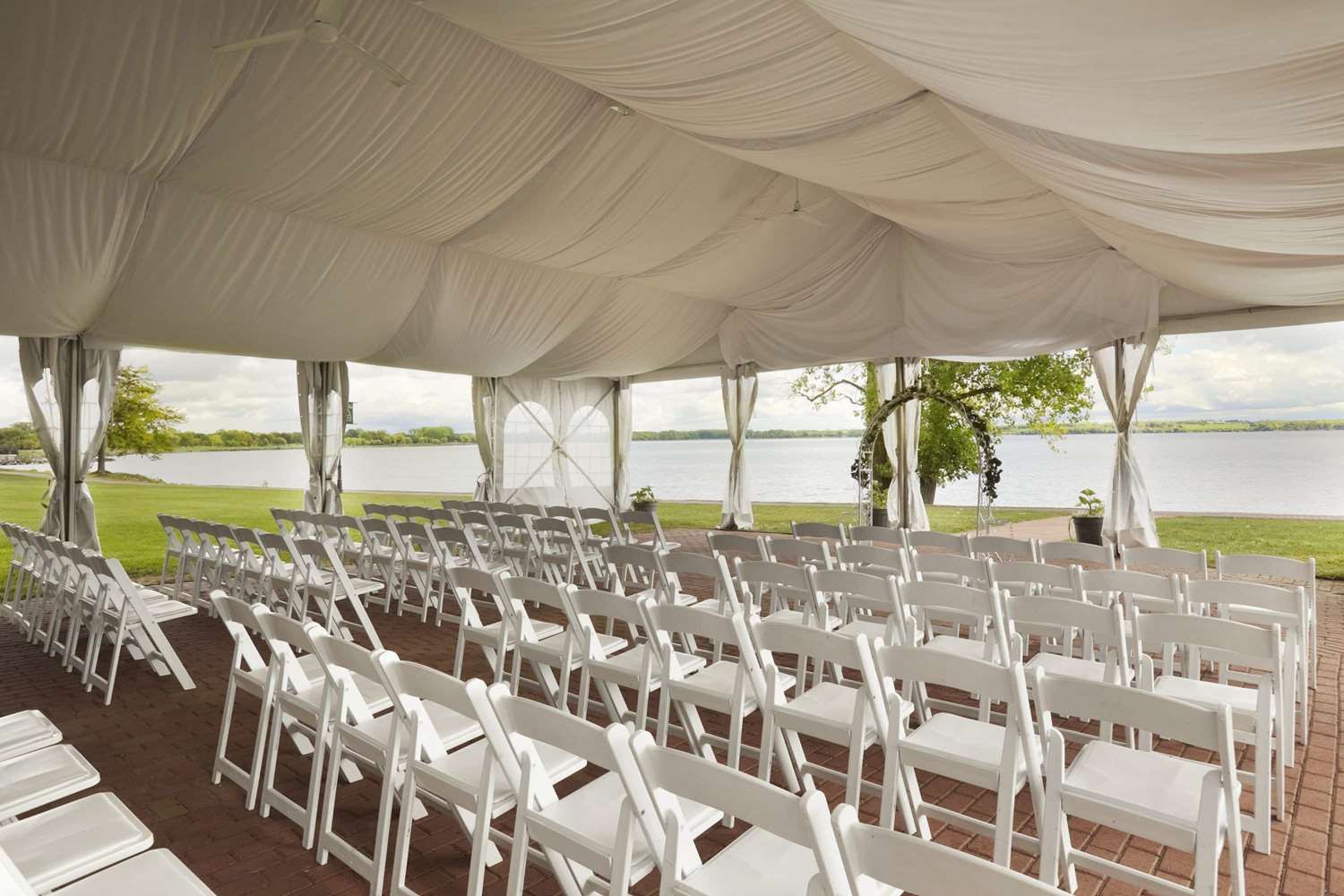 41 Lakefront Hotel, Trademark Collection by Wyndham 18/50