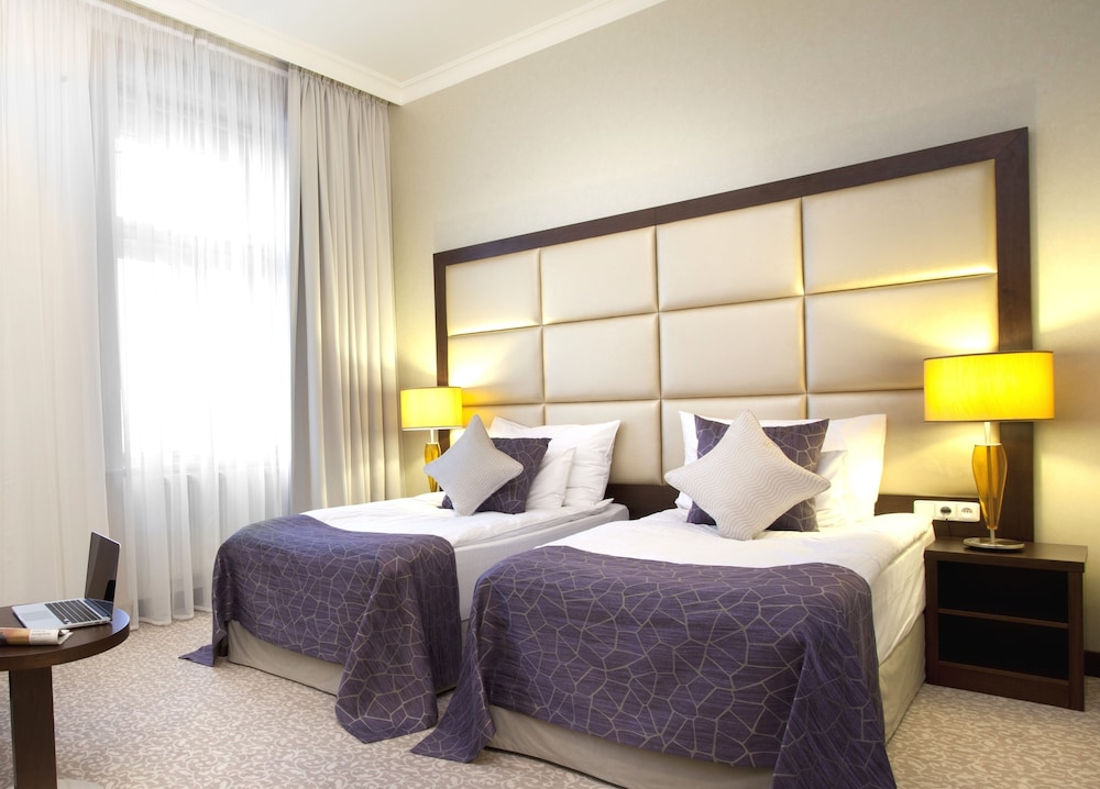 DELUXE, DOUBLE OR TWIN BED