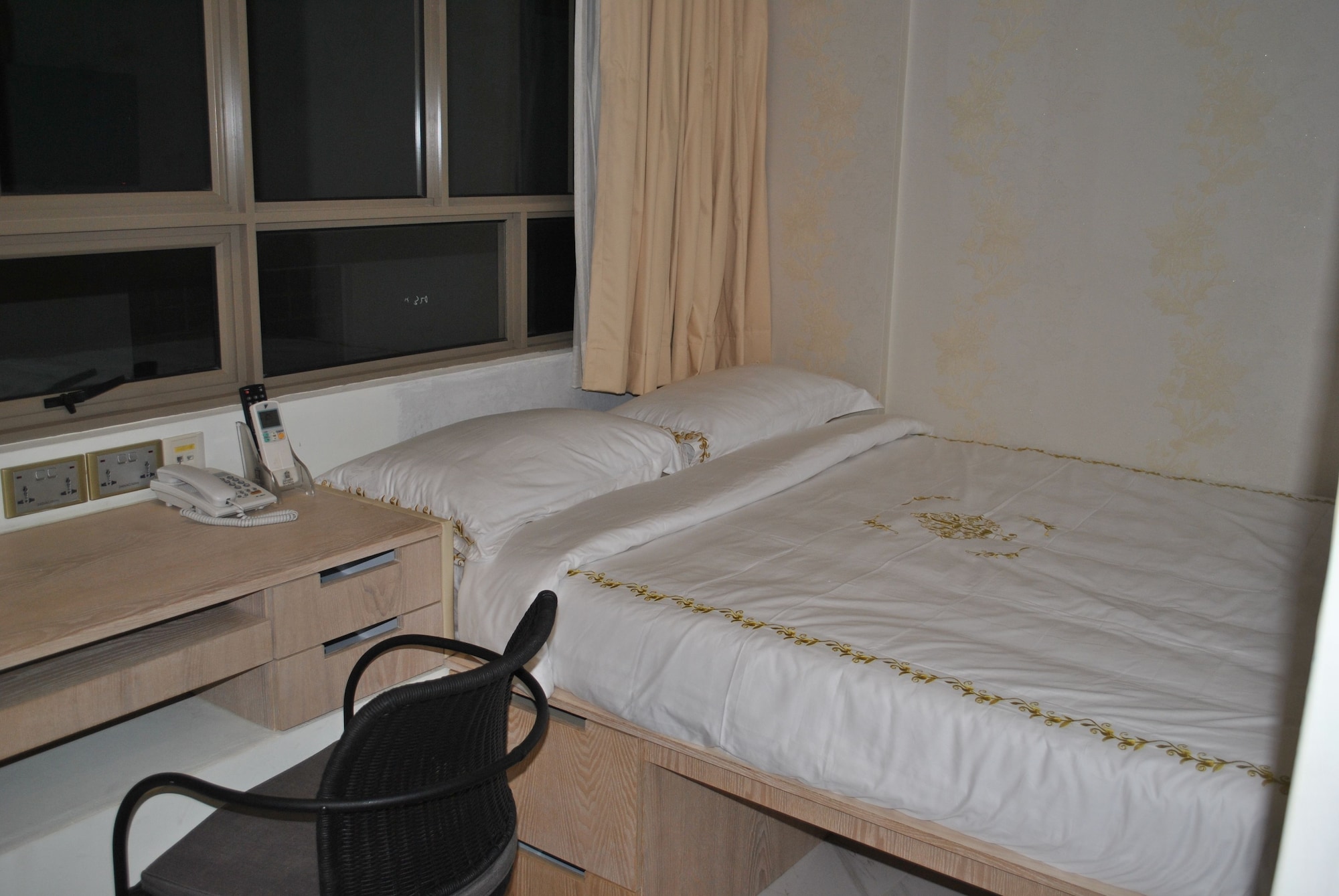 STANDARD, QUEEN BED