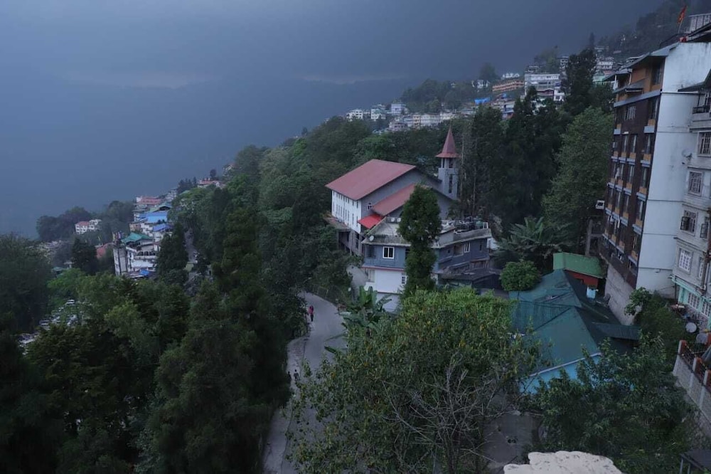 The Lindsay Himalayan Heights 30/31